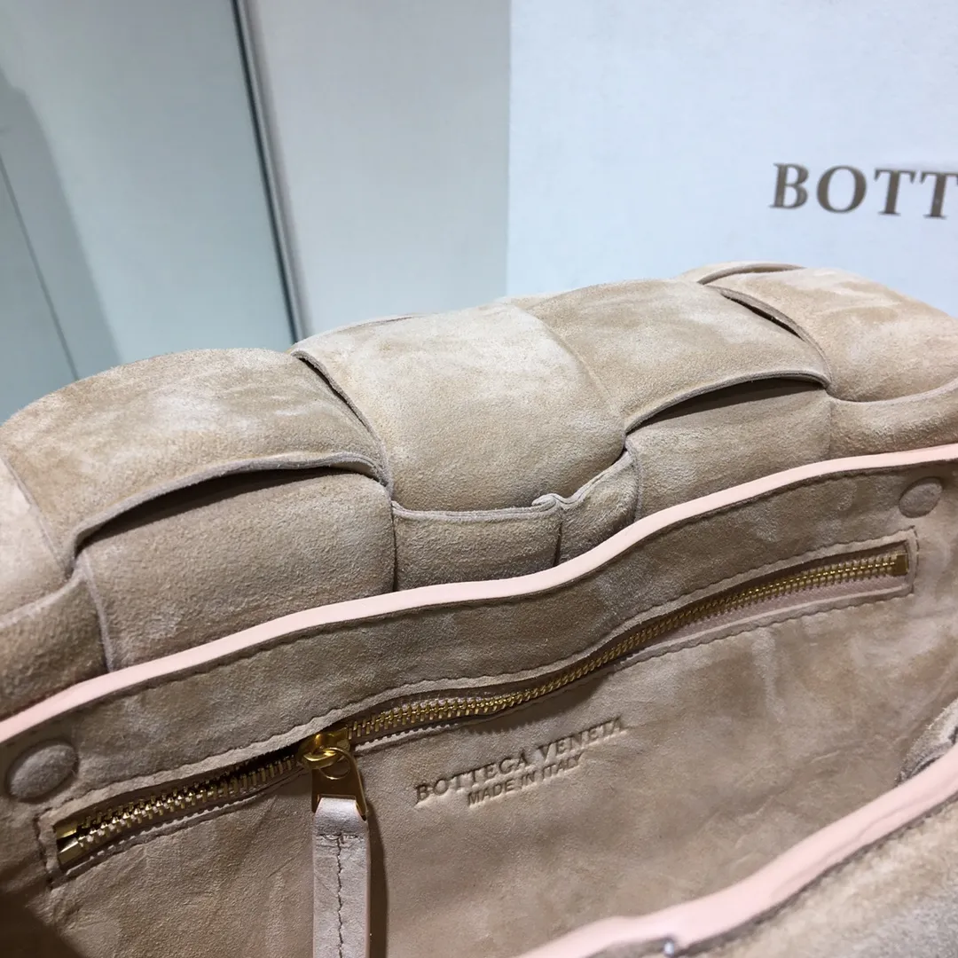 The Veneta Cassette pillow bag is made of soft frosted calfskin + aged matte gold buckle, very very fashionable! ! The leather feels super comfortable to the touch, and it has adjustable spaghetti straps with a signature triangle buckle. Size:26cm*18cm*8cm